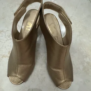 کفش پاشنه دار طلایی vale