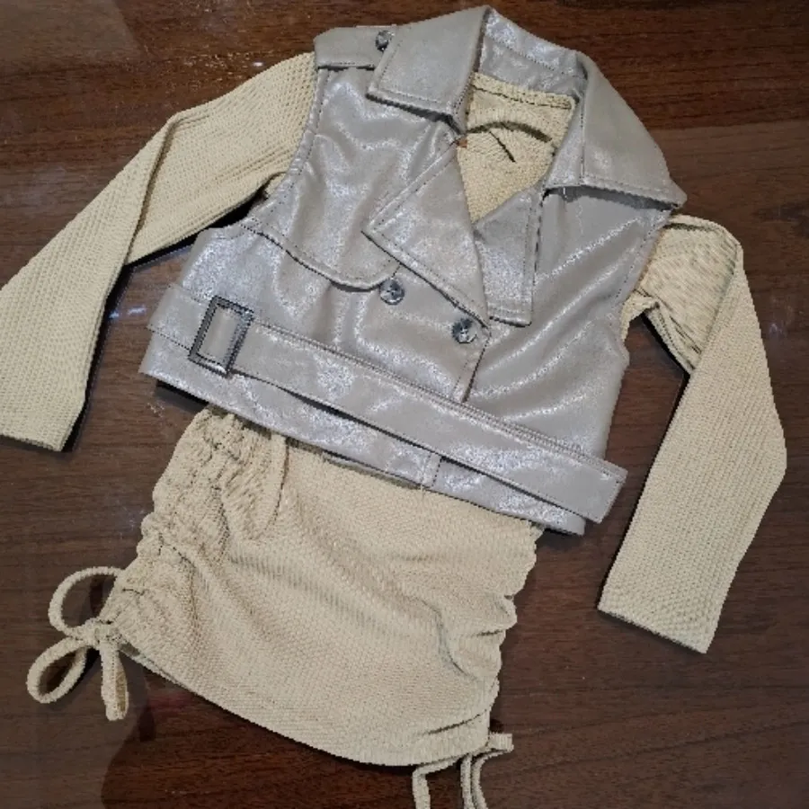 سارافون به همراه کت چرم