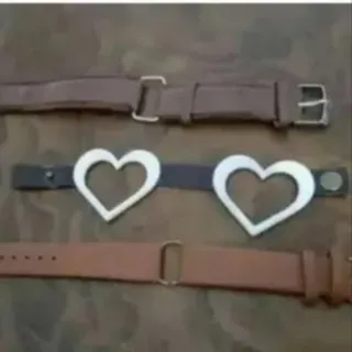 سه دستبند چرم