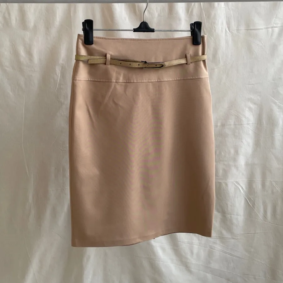 دامن کوتاه کرم