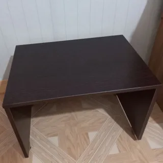 میز قهوه‌ ای رنگ