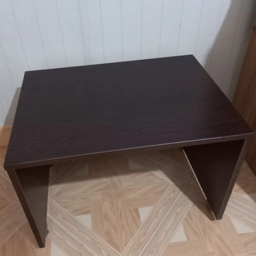 میز قهوه‌ ای رنگ