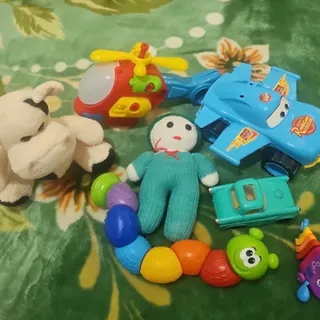 کلی عروسک و اسباب بازی