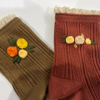 جوراب های گلدوزی شده