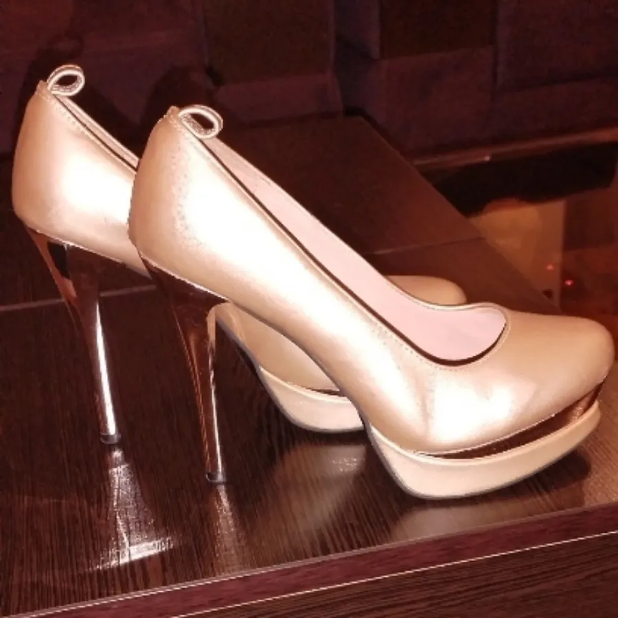 کفش طلایی مات