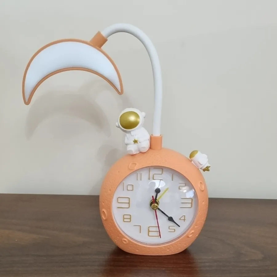 ساعت و چراغ مطالعه