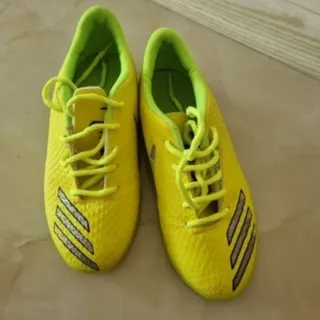 کفش سالن یا فوتبال ورزشی