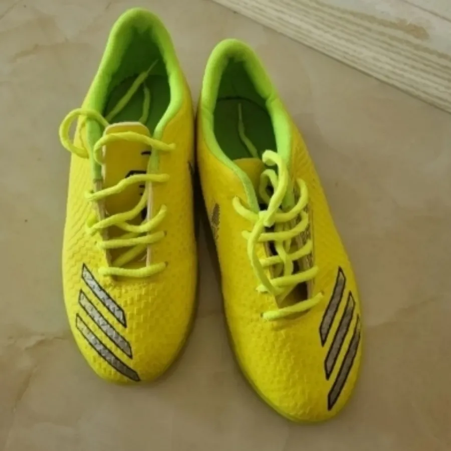 کفش سالن یا فوتبال ورزشی