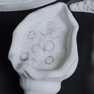 پیرسینگ بینی و لب نقره