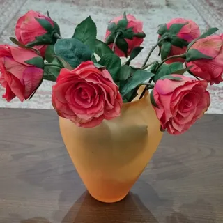 گلدان و گل مصنوعی