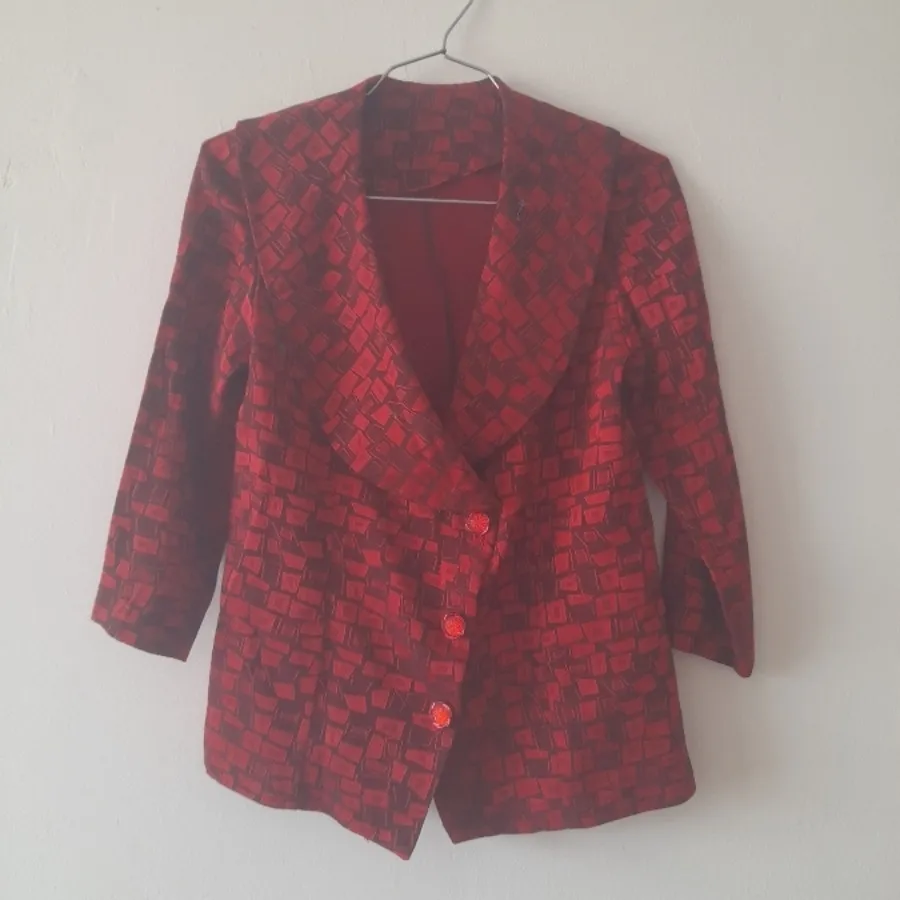 کت ژاکارد قرمز و دامن