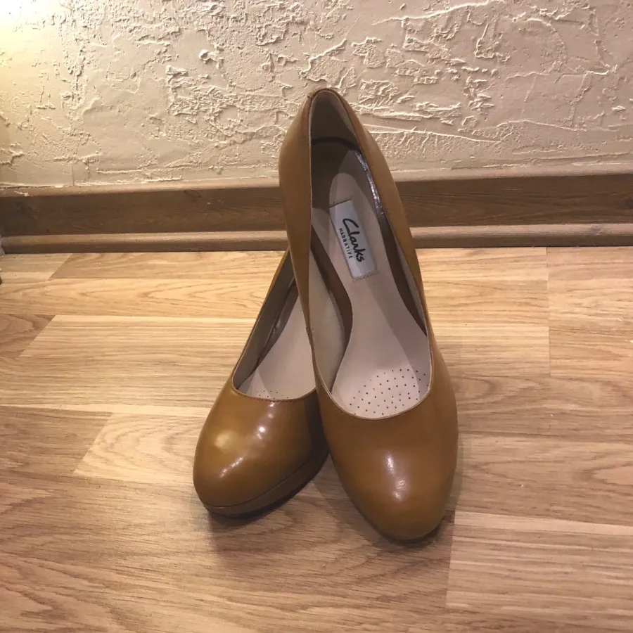 کفش پاشنه دار clarks اصل