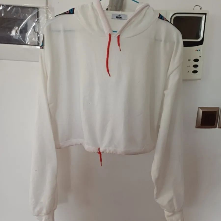 کراپ سفید کلاهدار