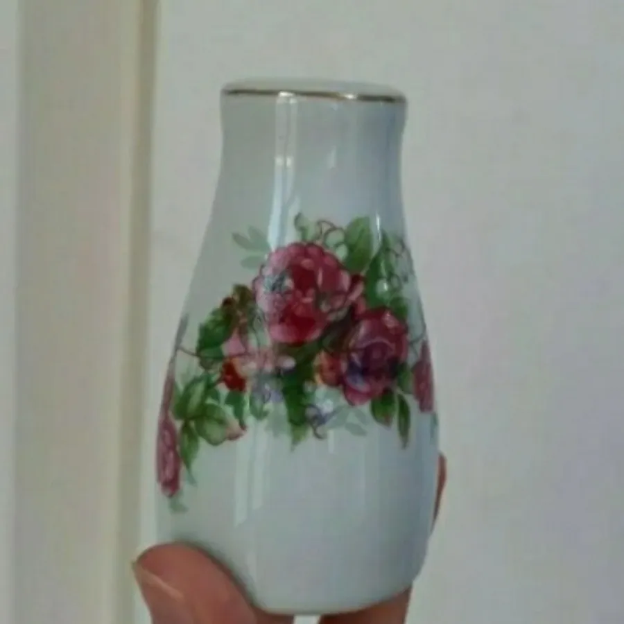 نمکدان گل قرمز قدیمی