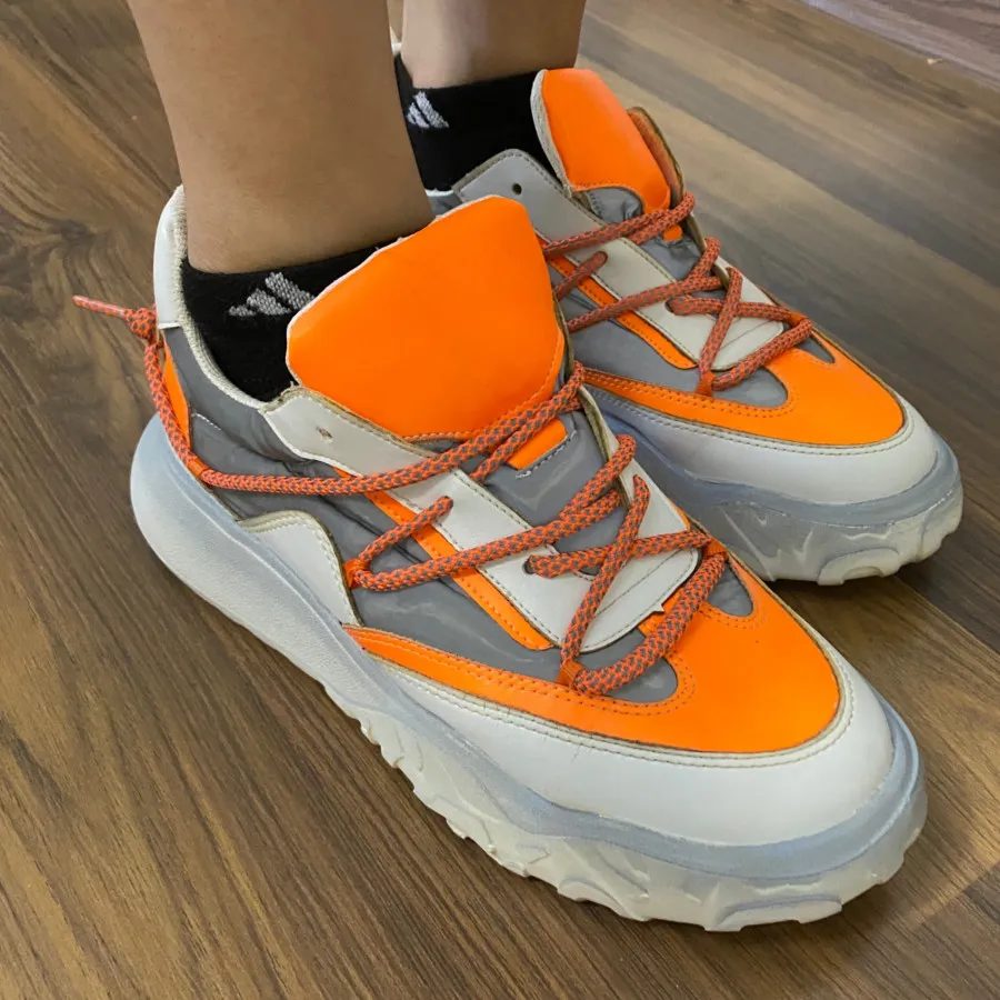 کفش نارنجی شب رنگ