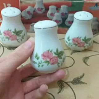 نمکدان گل قرمز قدیمی