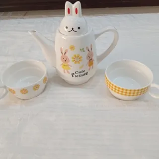 قوری با دو تا فنجان