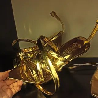 کفش برند کویین