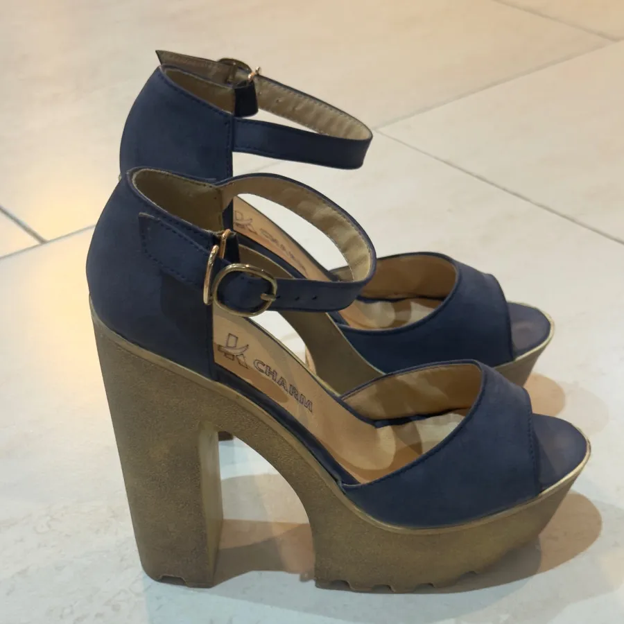 کفش سورمه ای با پاشنه لژ