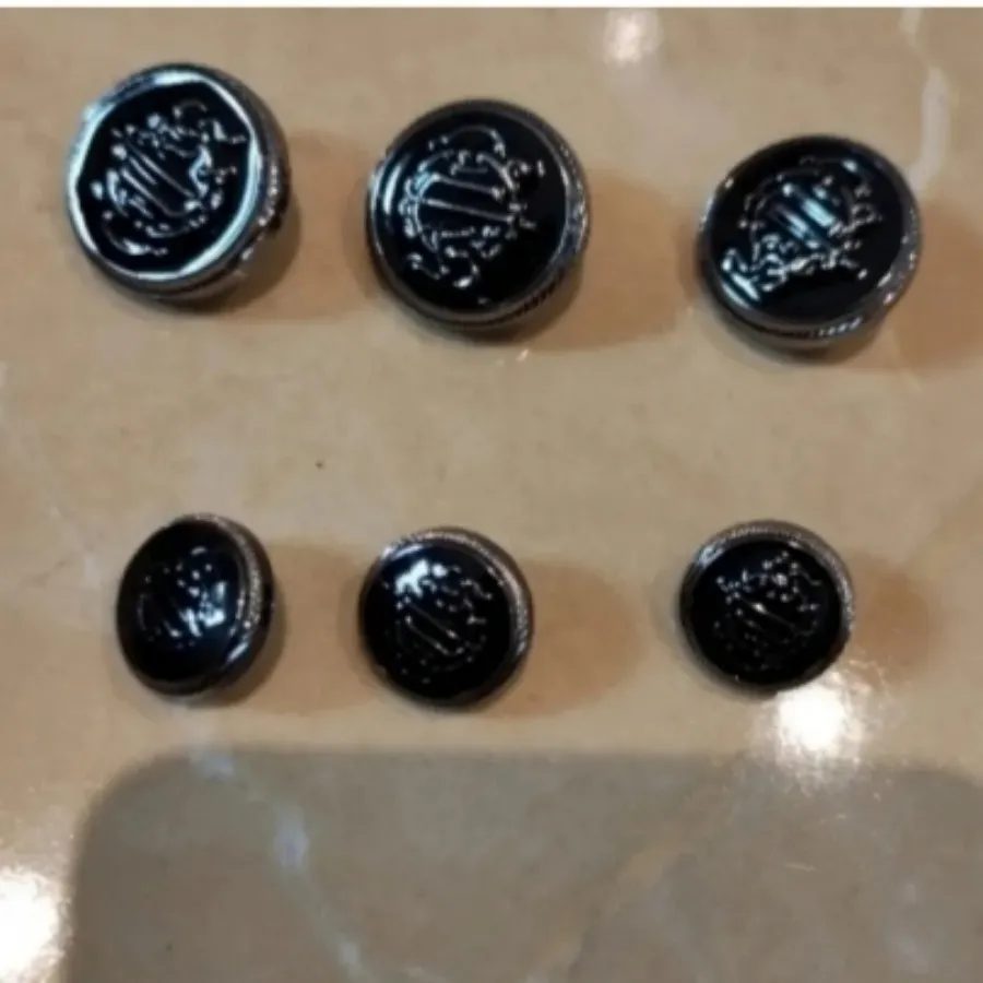 دکمه لباس مردانه