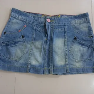 دامن کوتاه لی