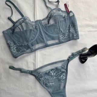 ست سوتین و شورت دکلته