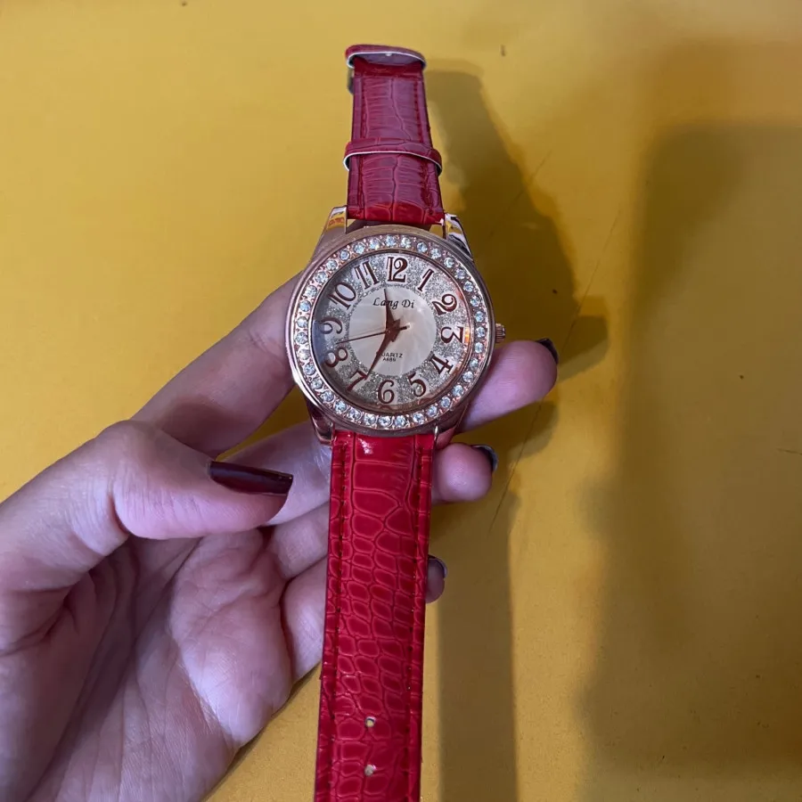 ساعت دور نگین صفحه الماسی