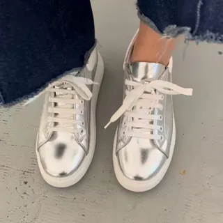 کتونی نقره ای