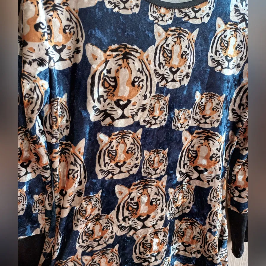 بلوز مخمل پلنگی
خارجی