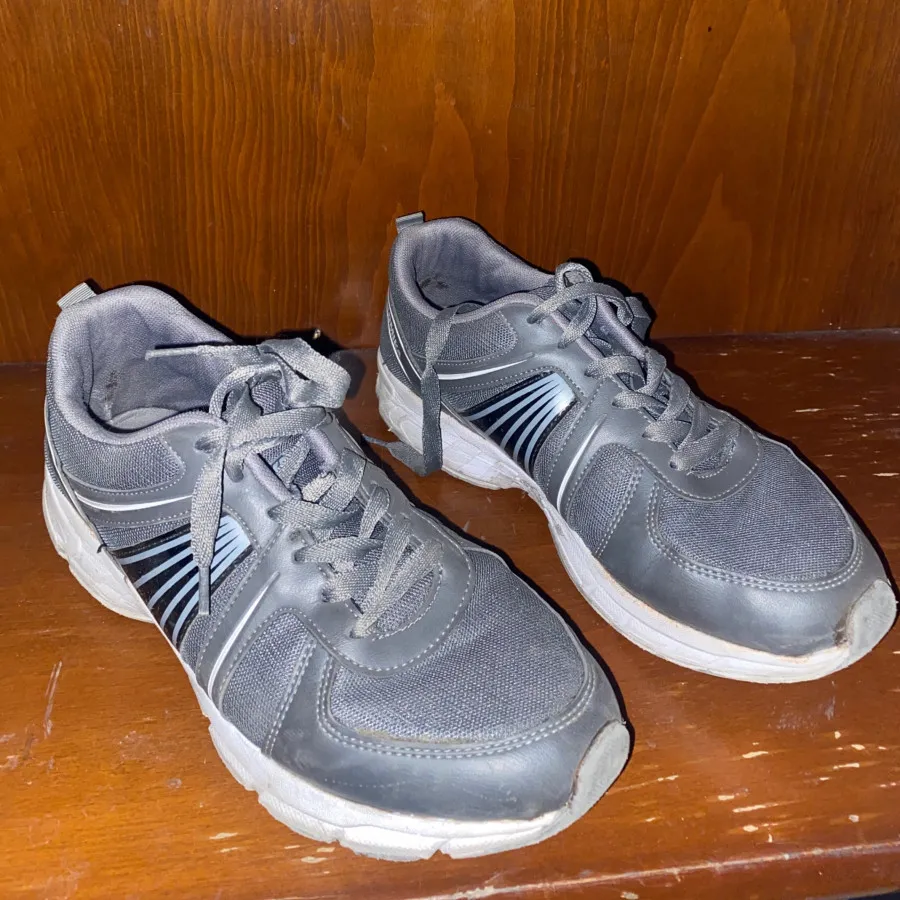 کفش اسپورت طوسی