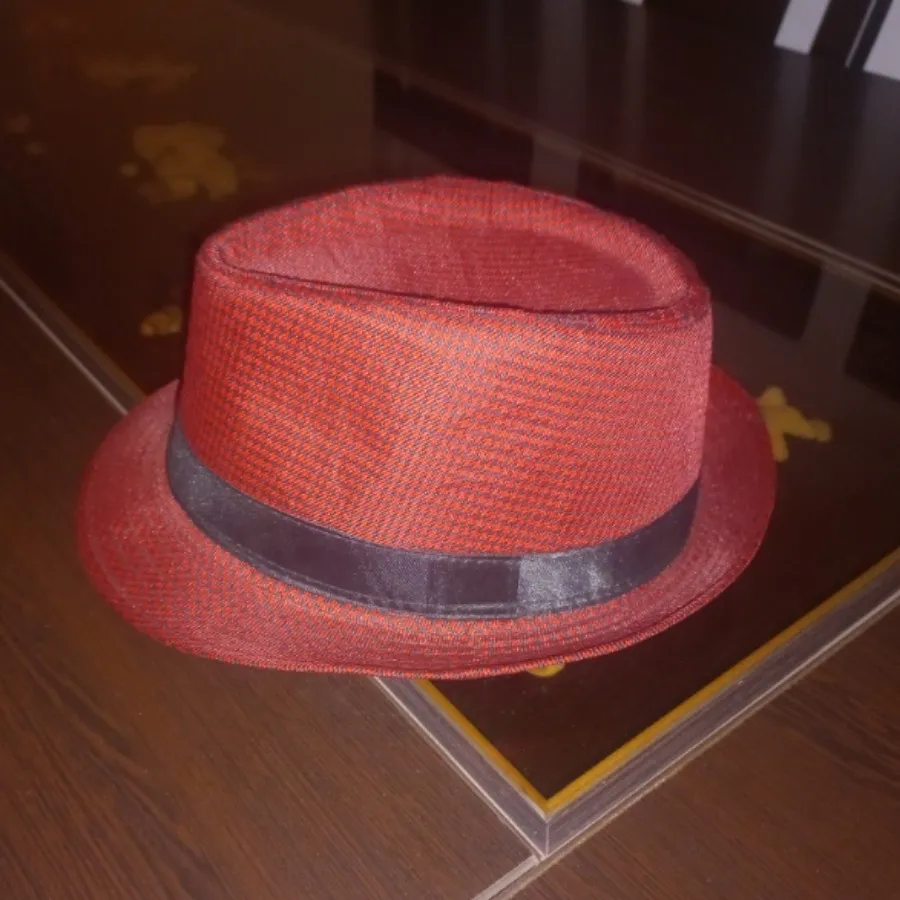 کلاه شاپو قرمز مشکی