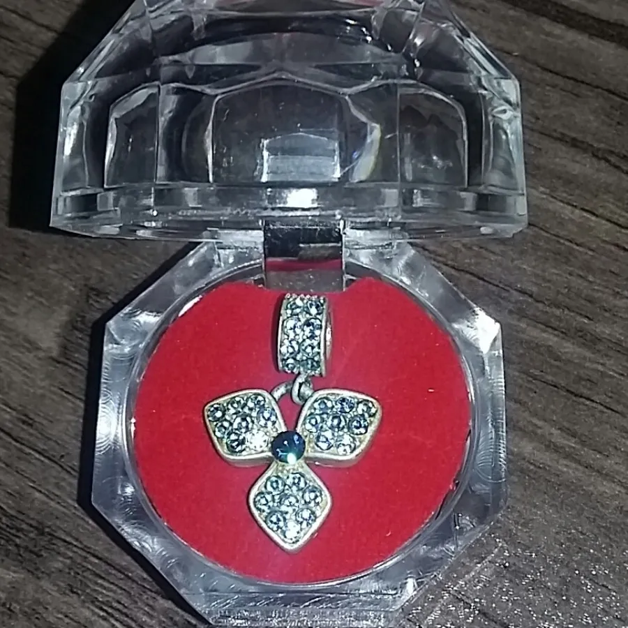 آویز گردنی گل نگین دار