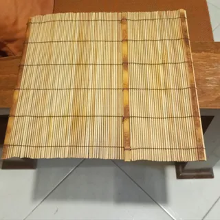 زیر بشقابی و سفره حصیری