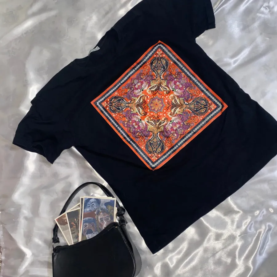 تیشرت مشکی طرحدار