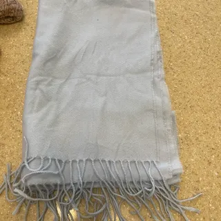 تعدادی کلاه و شال