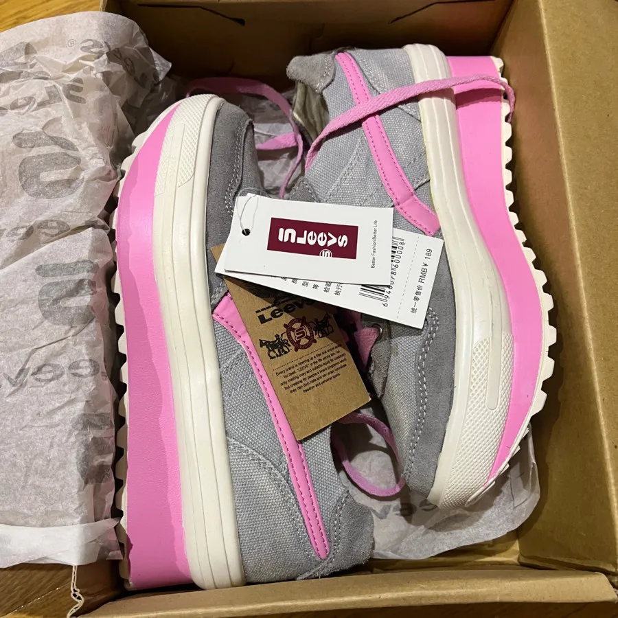 کفش خارجی مارک Leevs