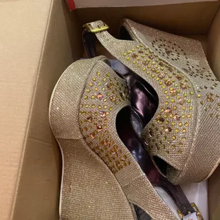 کفش طلایی مجلسی نگیندار