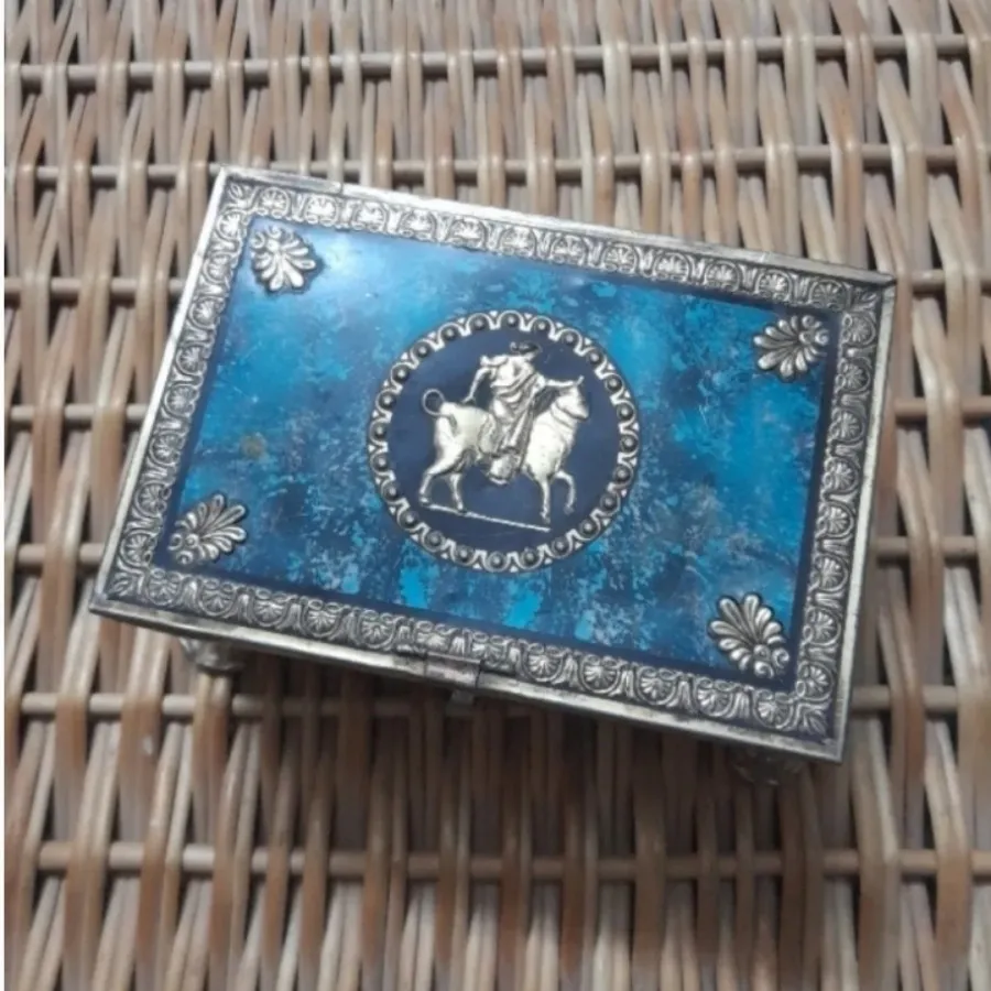 جعبه فلزی قدیمی