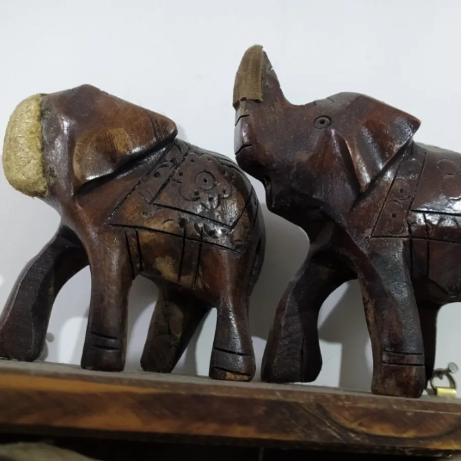 مجسمه فیل چوبی