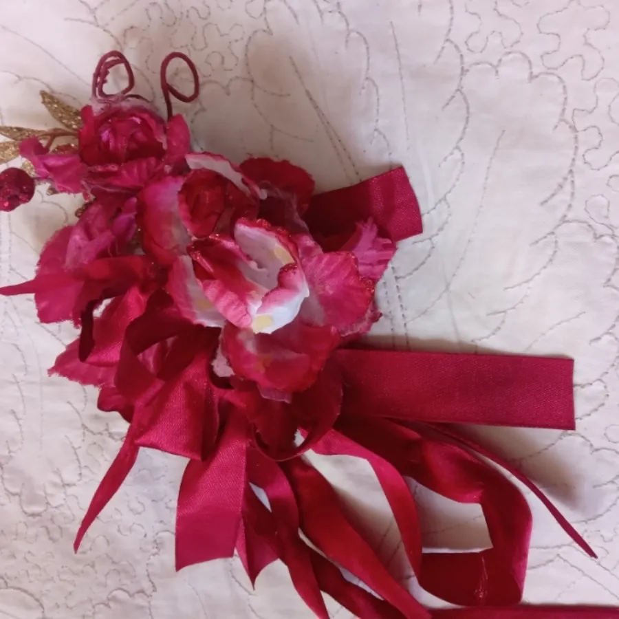 گل تزیینی کنار سینی