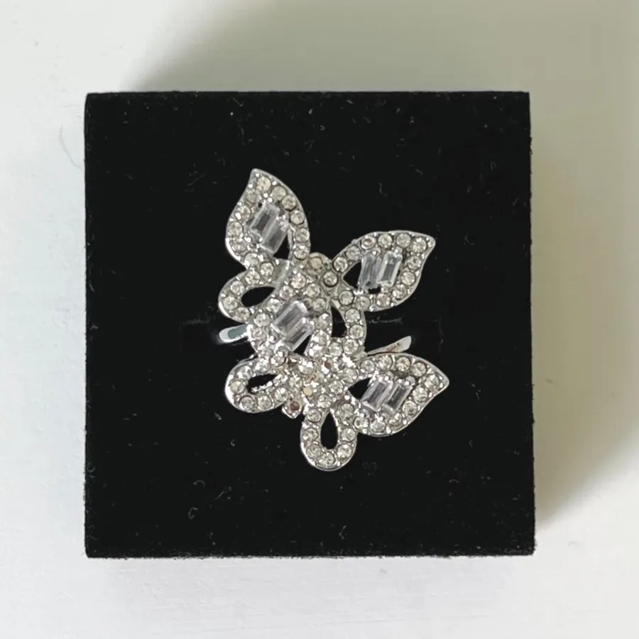 انگشتر پروانه