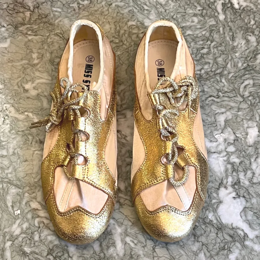 کفش اسپورت طلایی