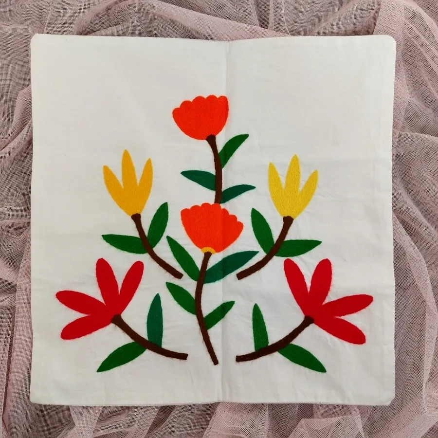 کوسن گلدوزی شده