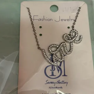 گردنبند لاو