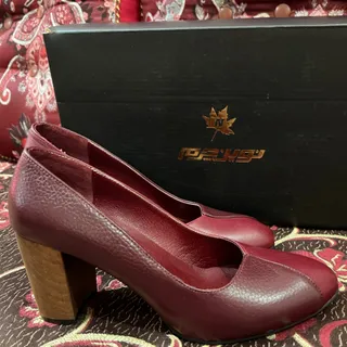 کفش زرشکی چرم  پاشنه چوبی