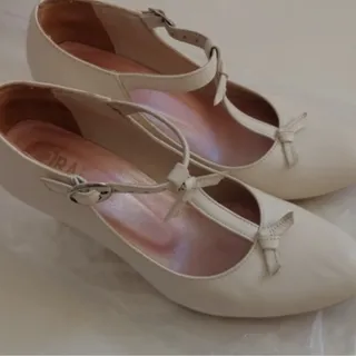 کفش پاشنه دار کرم