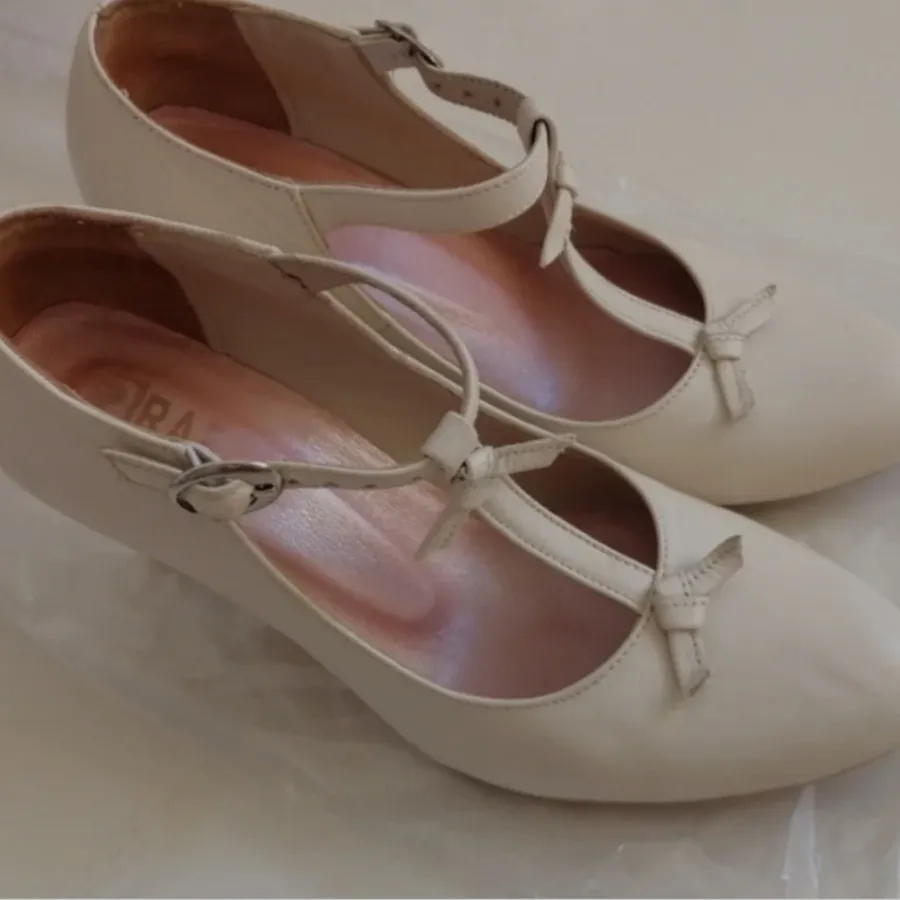 کفش پاشنه دار کرم