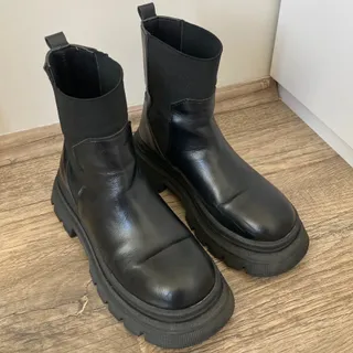 نیم بوت مشکی لژدار