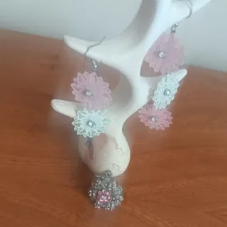 گوشواره سفید صورتی و پلاک