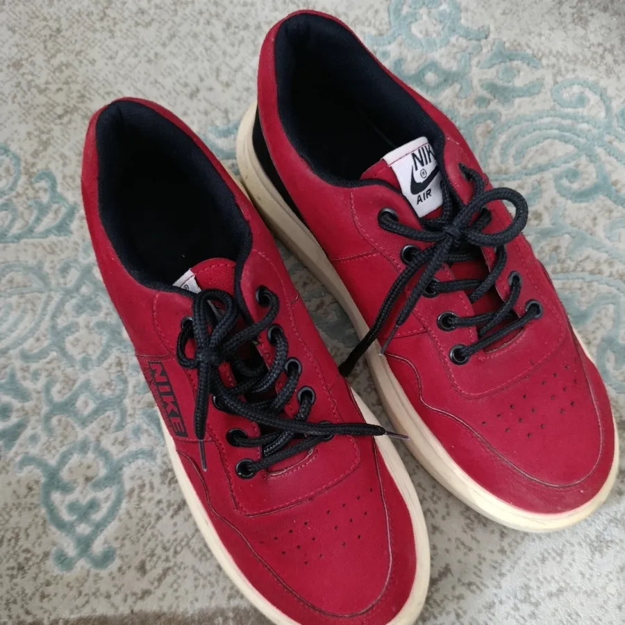 کفش اسپرت قرمز